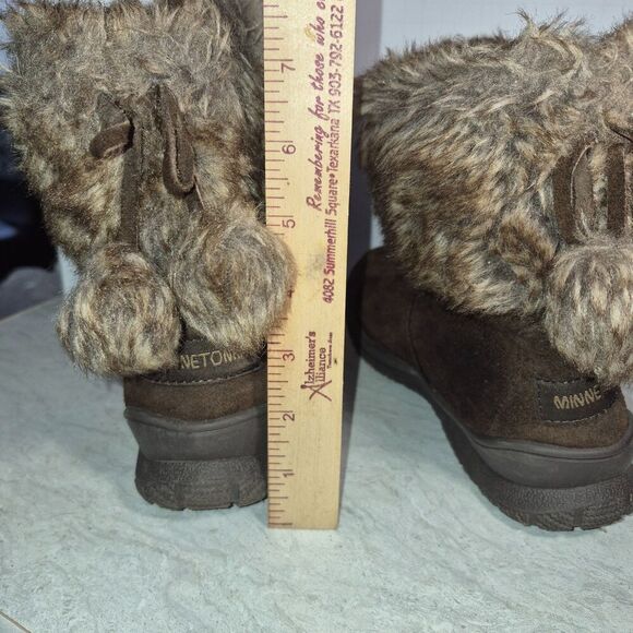 Minnetonka Brown Women's Boot's with a Fuax Fur Bow, Size 6M - Picture 5 of 10